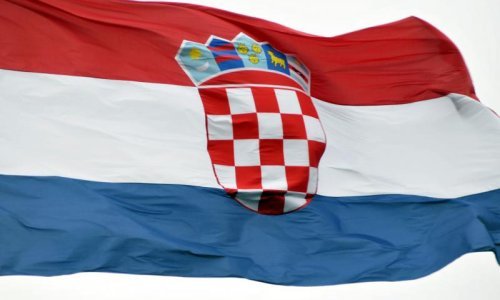Sa zgrade u Vojniću skinuta i uništena hrvatska zastava