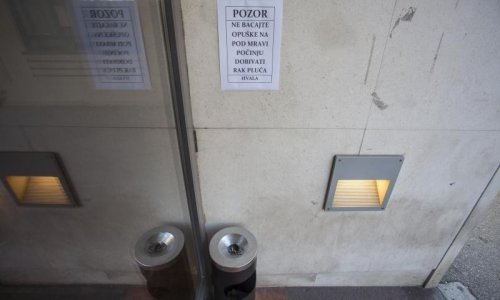 Tko će dobiti rak pluća ako opušci završe na podu?!