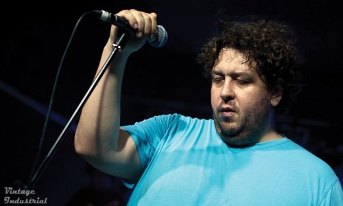 Usred koncerta bacio mikrofon i psovao