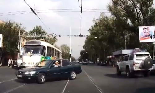 Pokupio ga tramvaj dok je prijetio drugom vozaču