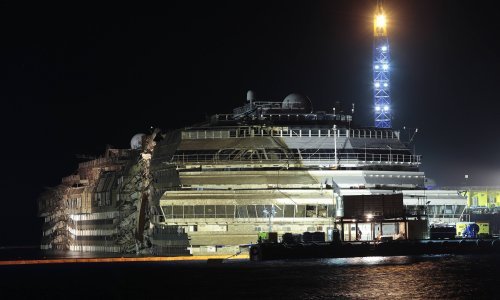 Costa Concordia uspješno uspravljena