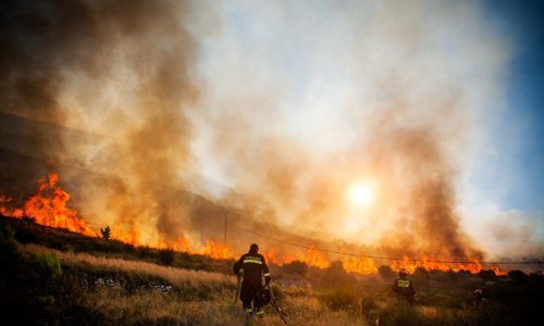 Kod Splita buknuo veliki šumski požar, ugrožene kuće