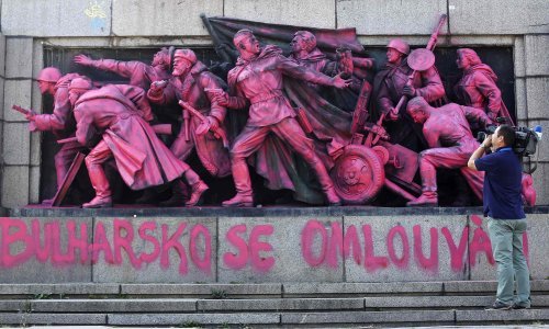 Spomenik Crvenoj armiji osvanuo ružičast