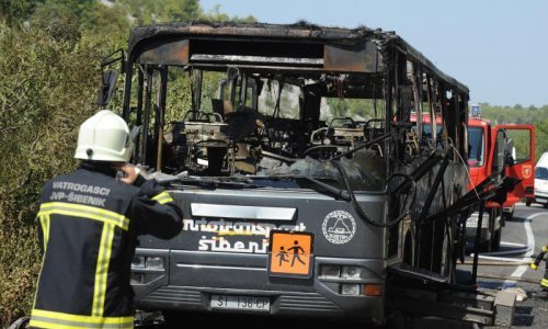 Autobus planuo u vožnji i potpuno izgorio, putnici spašeni