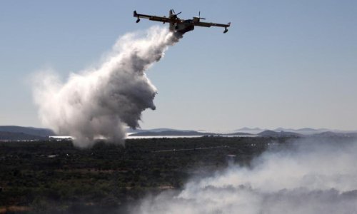 U Splitsko-dalmatinskoj županiji gori na tri mjesta, kanaderi su u zraku od jutra