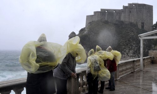 Već poslijepodne pljuskovi i grmljavima, od kraja tjedna pasje vrućine