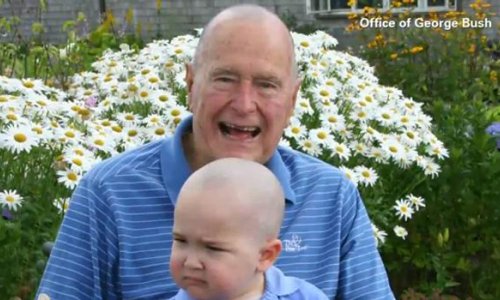 Bush stariji obrijao glavu za bolesnog dječaka