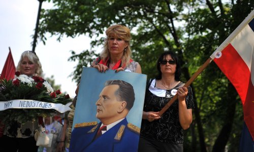 Srbi i dalje najviše vole Tita, Vučić mu puše za vratom