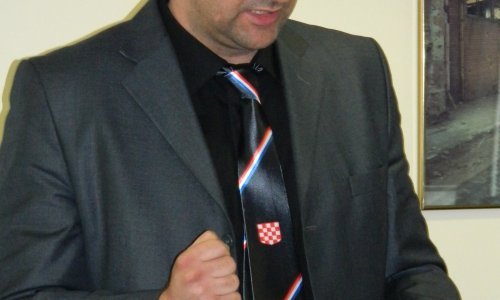 Vijećnik nosio kravatu s hrvatskim grbom koji počinje bijelim poljem
