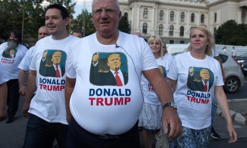 Show u skupštini: Šešelj usred sjednice na mobitel puštao pjesmu o Trumpu