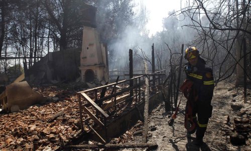 Veliki šumski požar na rubu Atene djelomično pod nadzorom