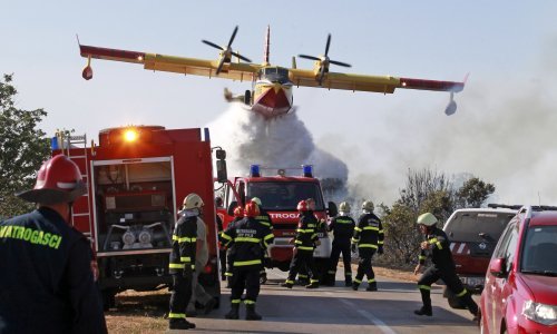 Više od 8.500 vatrogasaca brani priobalje od požara