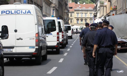 Nakon teškog napada na policajce sindikat apelira: Dajte im elektrošokere