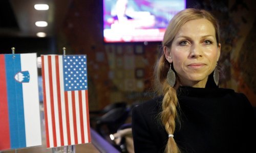 Ludnica u Sevnici: Susjedi razvili američke zastave u čast Melanije Trump