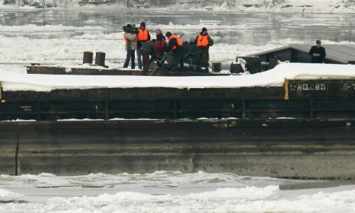 Spašeni mornari s ledom okovanog broda