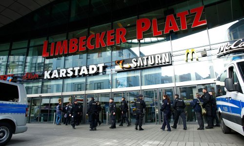 Zbog terorističke prijetnje, policija u Essenu zatvorila trgovački centar, blokirala okolicu i provodi pretrese