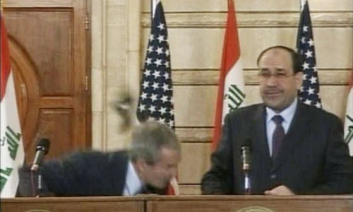 Irački novinar, bacač cipela, pušten iz zatvora