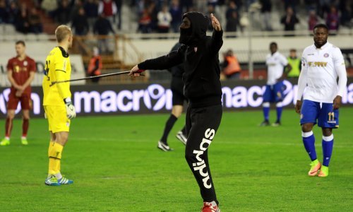 Huligan koji je sa šipkom trčao za sucem pritvoren na 15 dana