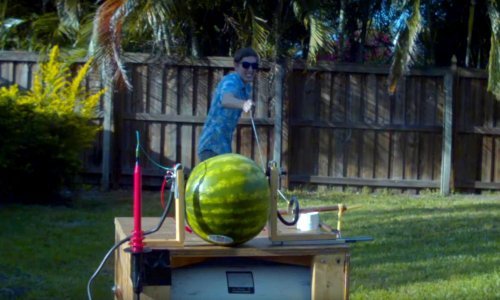 Što se dogodi kad provedete 20.000 volti kroz lubenicu?