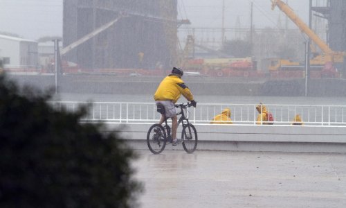 Tropska oluja Ofelija pogodila Irsku, zatvorene škole i bolnice, ima i mrtvih