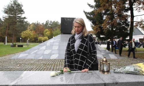 Stajala sam na groblju i za sve moje utišane susjede koji nisu mogli staviti svijeću