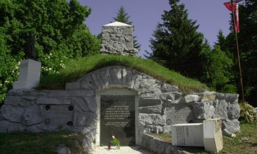 'Pravaši poštuju mrtve i nisu mokrili po spomeniku'