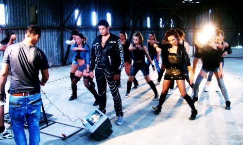 Bojan Jambrošić i u novom spotu blažen među ženama