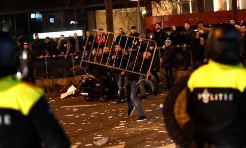 Buran skup Turaka u Amsterdamu: Policija rastjerivala šmrkovima, šestero privedenih