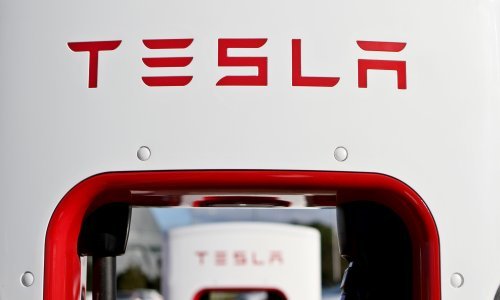 Tesla vlasnicima: Plati pa puni, inače šetaj
