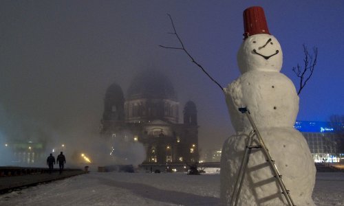 'Genijalci' napravili snjegoviće nasred ceste pa izazvali sudar