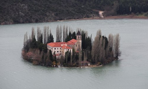 Kod Visovca se prevrnuo čamac, traga se za jednim maloljetnikom