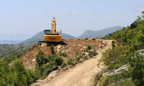 Lopovi s gradilišta ukrali bager