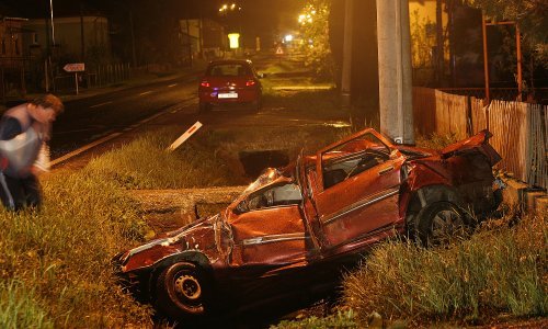 Zbog neprilagođene brzine 25-godišnjak sletio s kolnika i poginuo