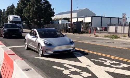 Tesla Model 3 ulovljen kako vozi javnim cestama