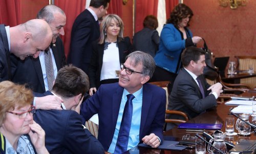 Vlada reže cestovni sektor, a cestarine poskupljuju - doznajte kada i koliko