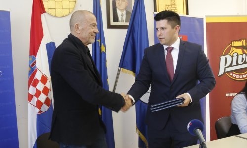 Braća Pivac investiraju u rodni kraj: Iz Vrgorca stiže 300 tisuća pršuta