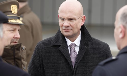 Džoker zovi kad politički zagusti, multipraktik lirske duše i garda boksača