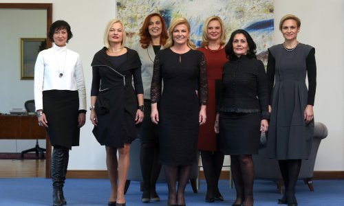 Što točno radi predsjedničina svita dok ona niže gafove?