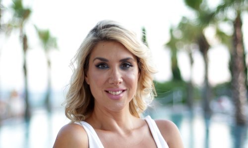 Zanosna Mirta Šurjak u ekstremno kratkoj haljinici