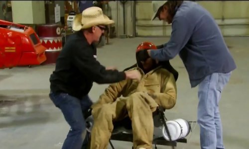 Eto što možete napraviti s uredskim stolcem i dvjema bocama dušika