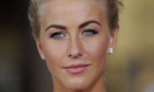 Kako Julianne Hough uvijek ima tako plave oči?