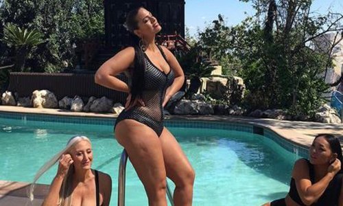 Bujna ljepotica ponovno se hvali raskošnim oblinama