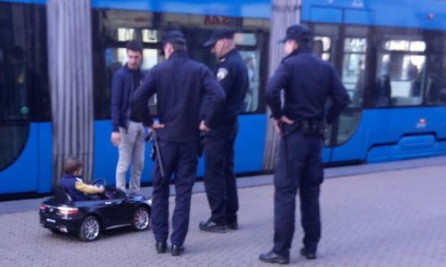 Luksuznim autom jurcao po Jelačić placu