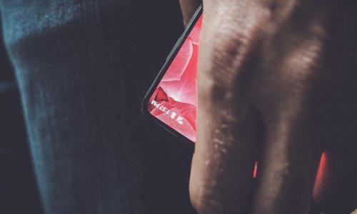 Tvorac Androida otkrio kako se Essential Phone nosi s Appleom i Samsungom