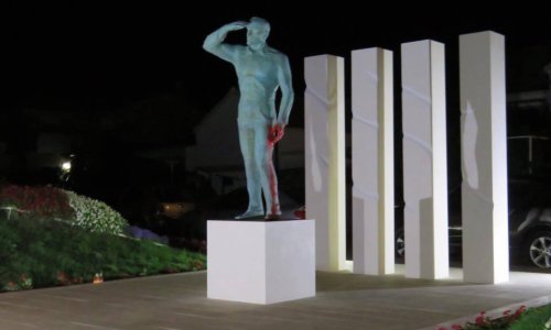 Okrvavili ruke na spomeniku Miri Barešiću