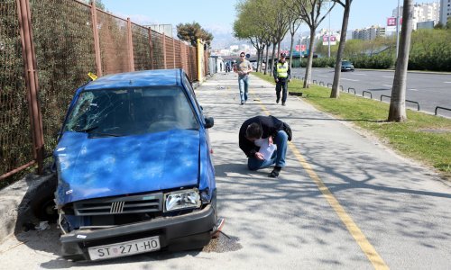 Prilikom sudara vozila naletjela na dvoje pješaka