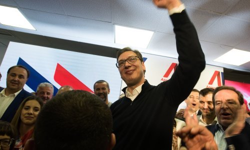 Tisuće mladih prosvjeduju protiv Vučića: Krađa!