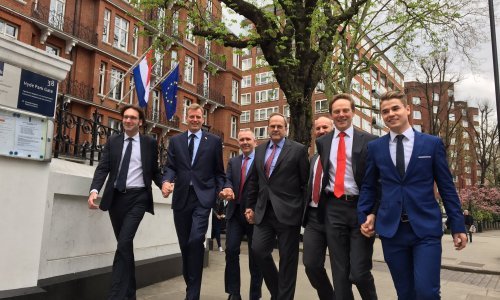 Zašto se nizozemski političari javno drže za ruke?