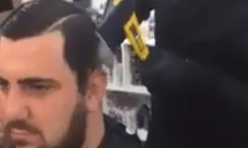 Biste li sjeli ovom frizeru u stolicu? Mi ne