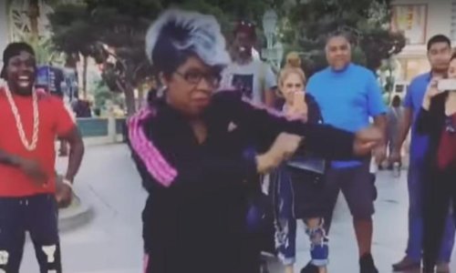 Živahna bakica pokazala prolaznicima kako se pleše